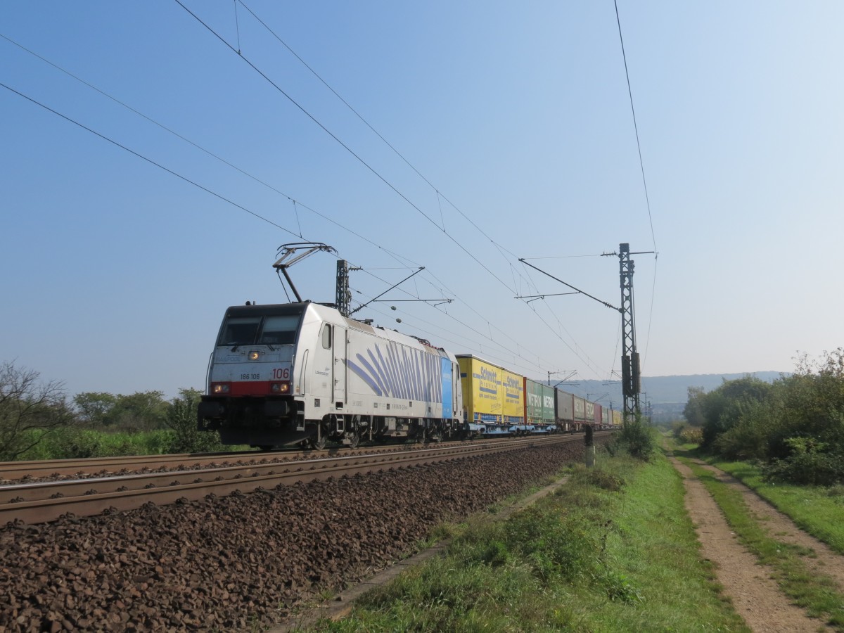 186 106 zog am 3. Oktober 2014 einen Güterzug gen Norden. Hier ist sie bei Gau-Algesheim zu sehen. 