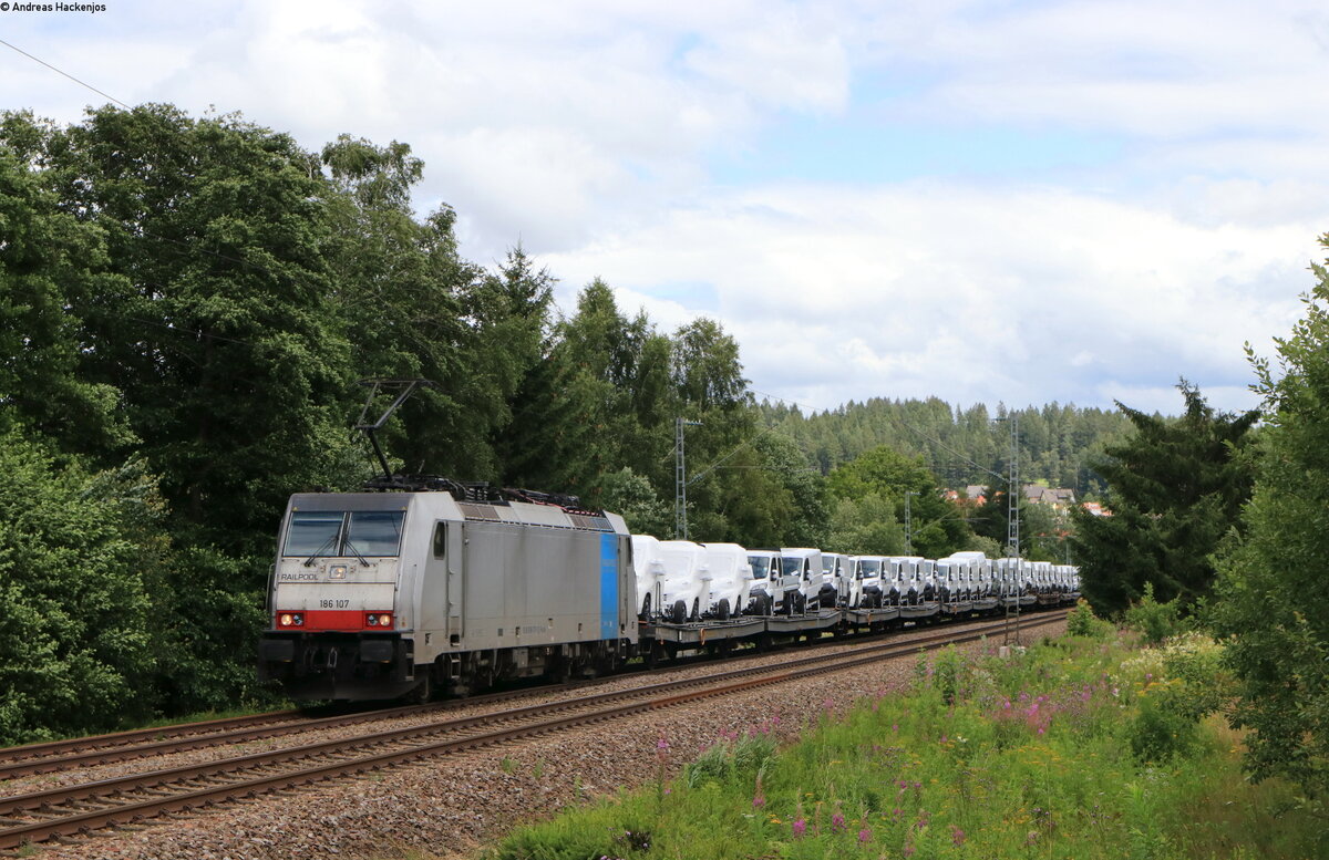 186 107-9 mit dem DGS 47066 (Falconara-Düsseldorf-Rath) bei St.Georgen 8.8.21