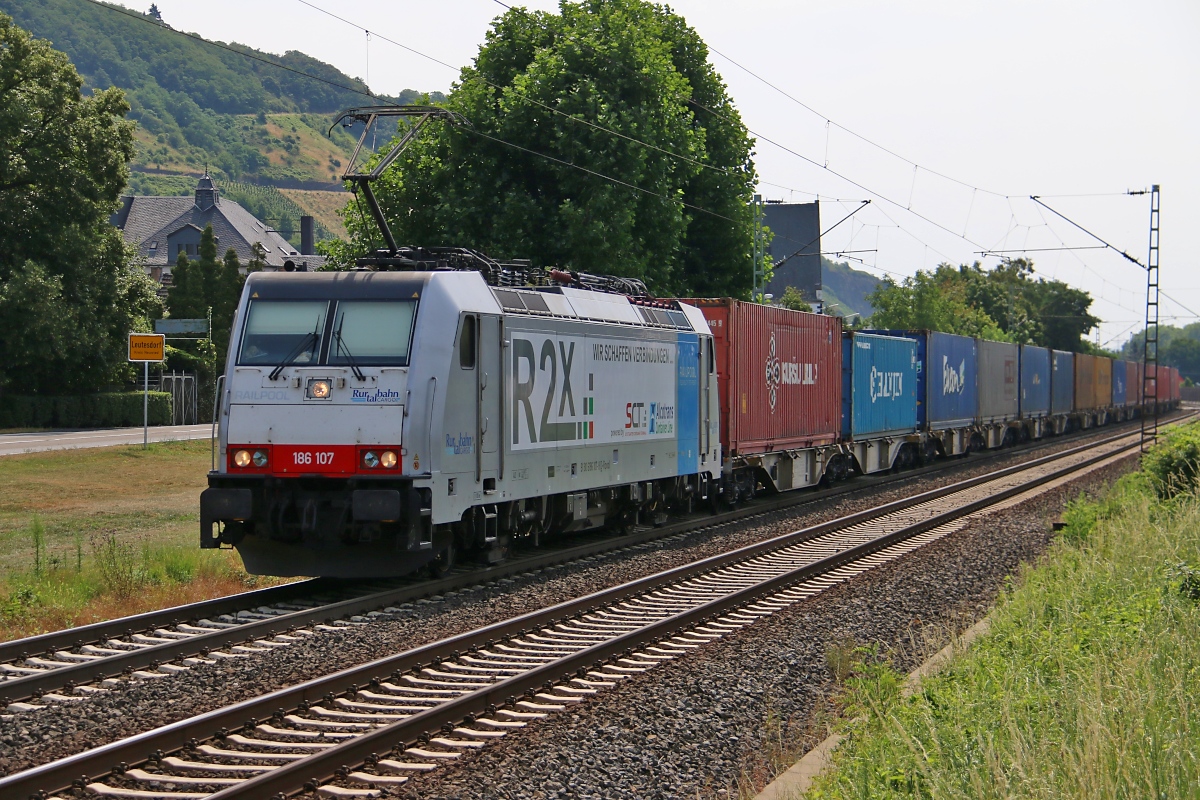 186 107 mit Containerzug in Fahrtrichtung Bonn. Aufgenommen am 17.07.2015 in Leutesdorf.