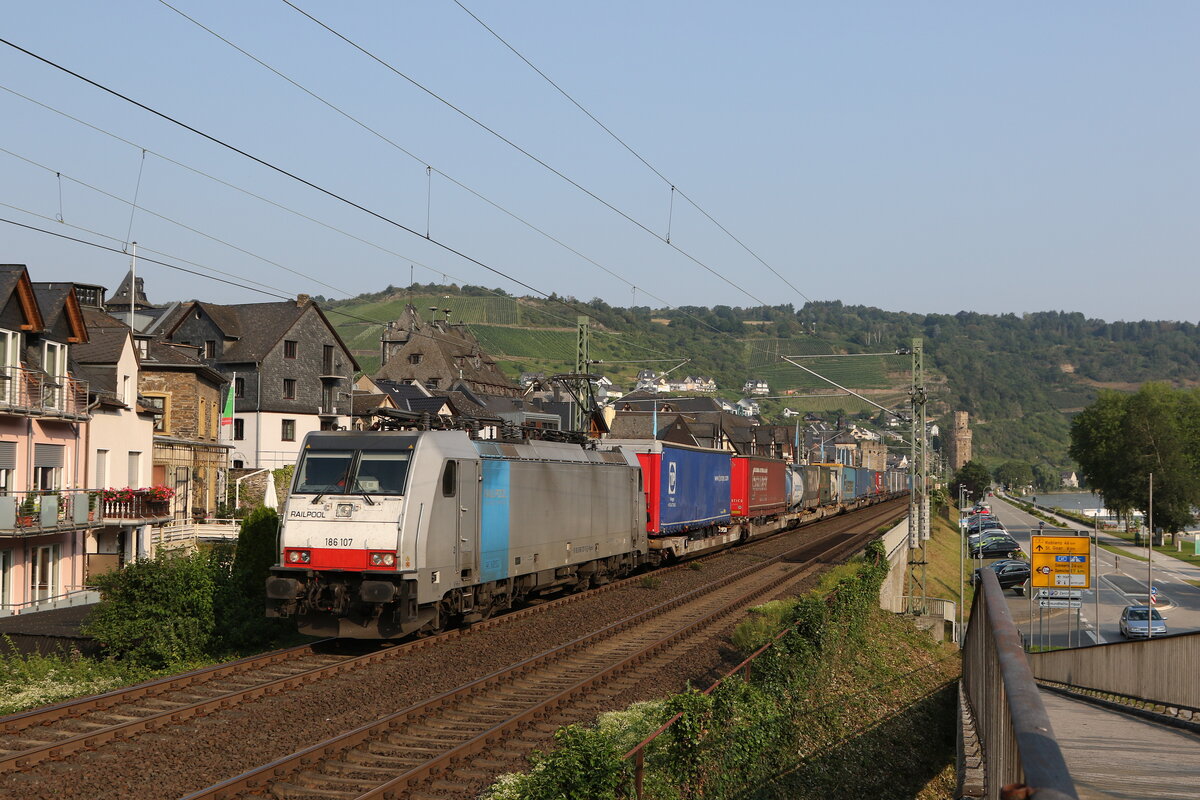 186 107 mit einem  KLV  am 23. Juli 2021 bei der Durchfahrt von Oberwesel.