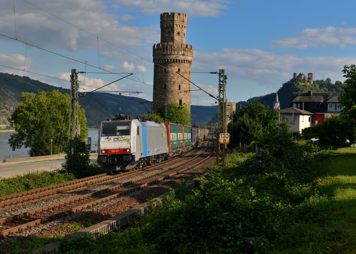 186 107 mit einem KLV am 10.09.2015 bei Oberwesel. 