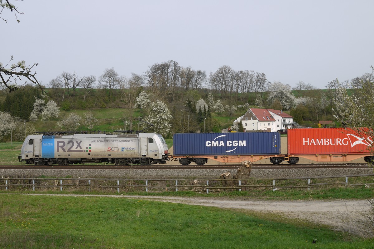 186 107 (Railpool/Rurtalbahn) mit einem Containerzug bei Helmsheim (Baden), 1.4.14.