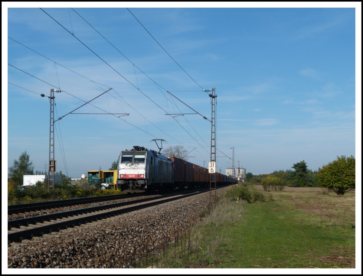 186 107 der Ruhrtalbahn fährt am 19.10.13 über die Rheinbahn von Mannheim Richtung Karlsruhe.
Eingefangen zwischen Waghäusel und Wiesental.