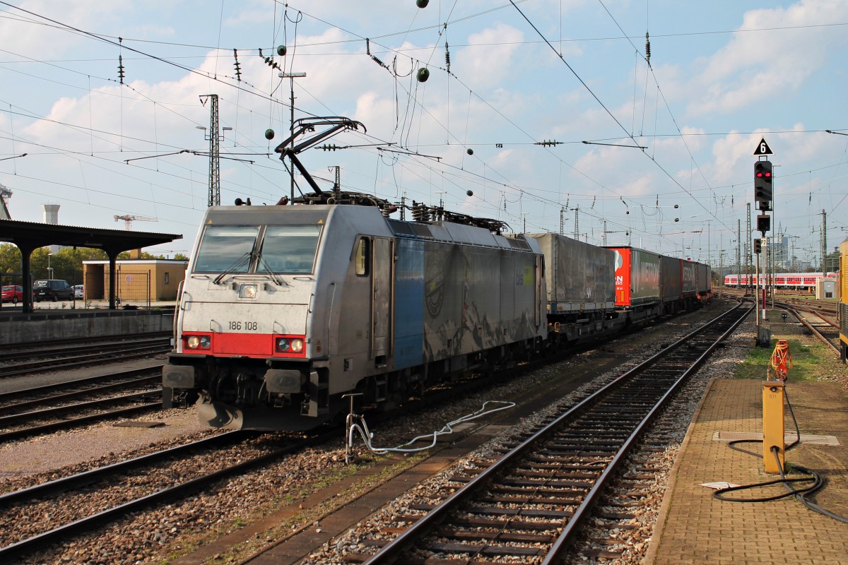 186 108 am 04.10.2014 mit einem Containerzug bei der Durchfahrt in Richtung Muttenz in Basel Bad Bf.