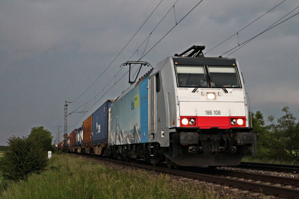 186 108 am 13.05.2015 mit einem Containerzug aus Holland bei Hügelheim und fuhr gen Basel.