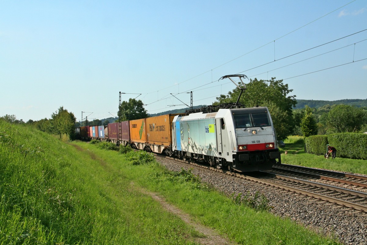 186 108 mit dem 43651 von Rotterdamm Waalh. nach Melzo am Nachmittag des 01.08.14 nrdlich von Kollmarsreute.