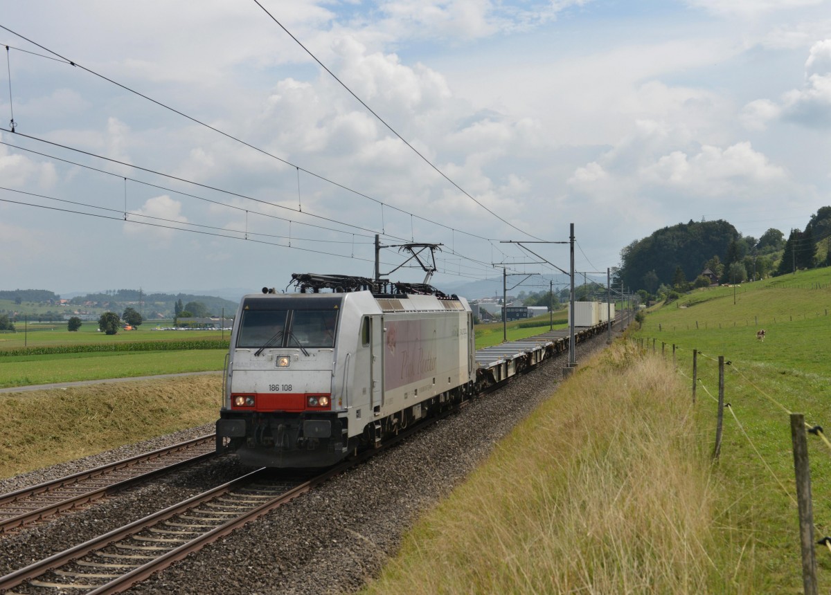 186 108 mit einem Containerzug am 27.08.2013 bei Mnchenbuchsee.
