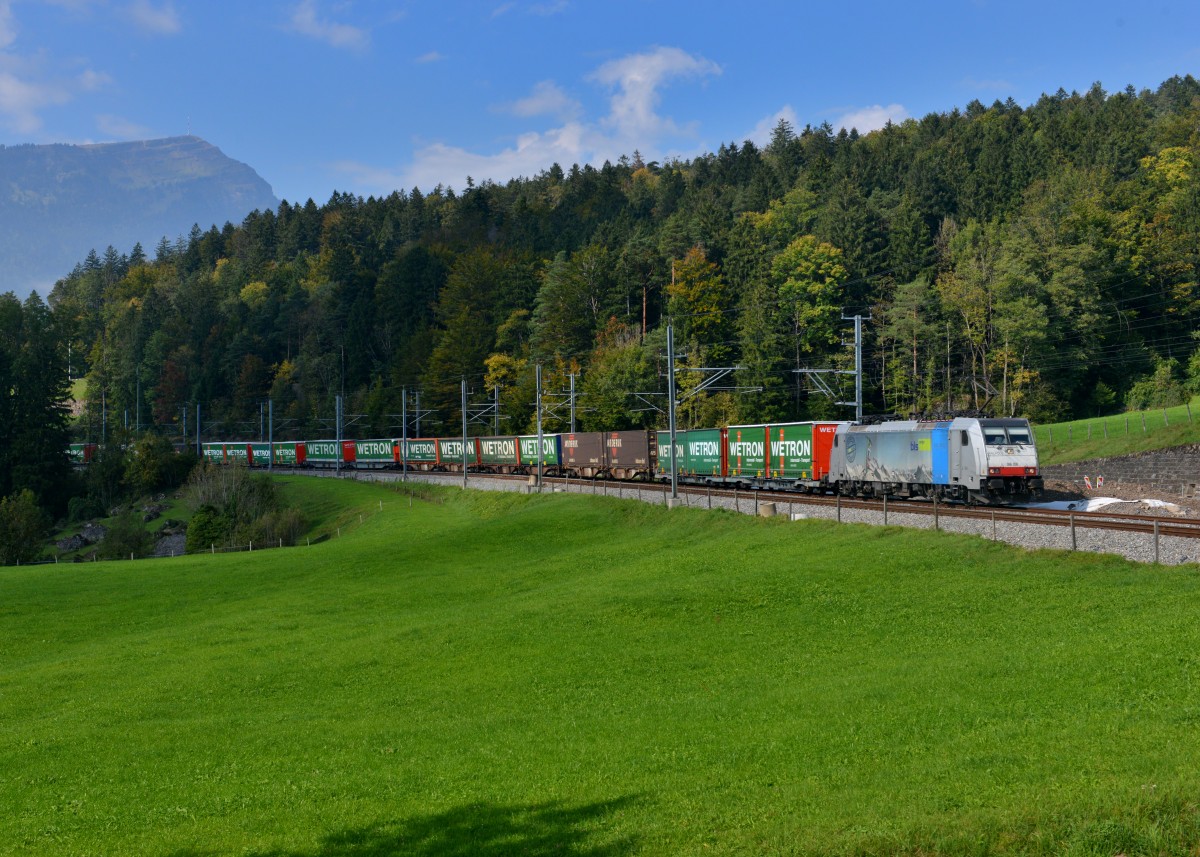 186 108 mit einem KLV am 01.10.2015 bei Arth-Goldau. 