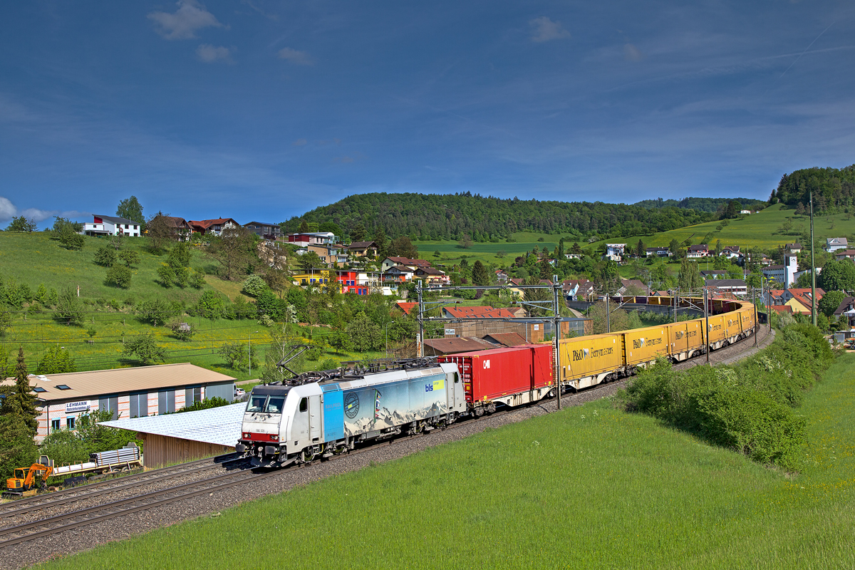 186 109 fährt in Zeihen mit einem Containerganzzug vorbei.Bild Mai 2015