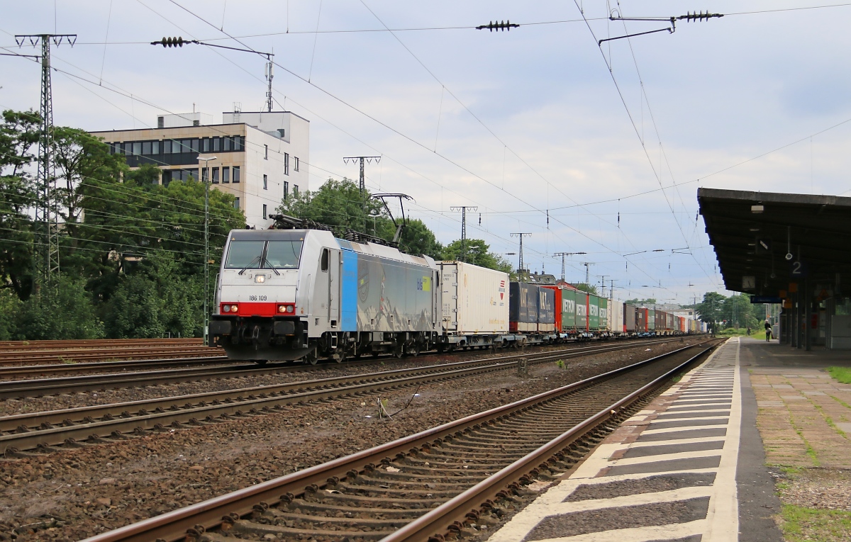 186 109 mit KLV-Zug und Lichtgruß in Köln West. Aufgenommen am 15.07.2014.