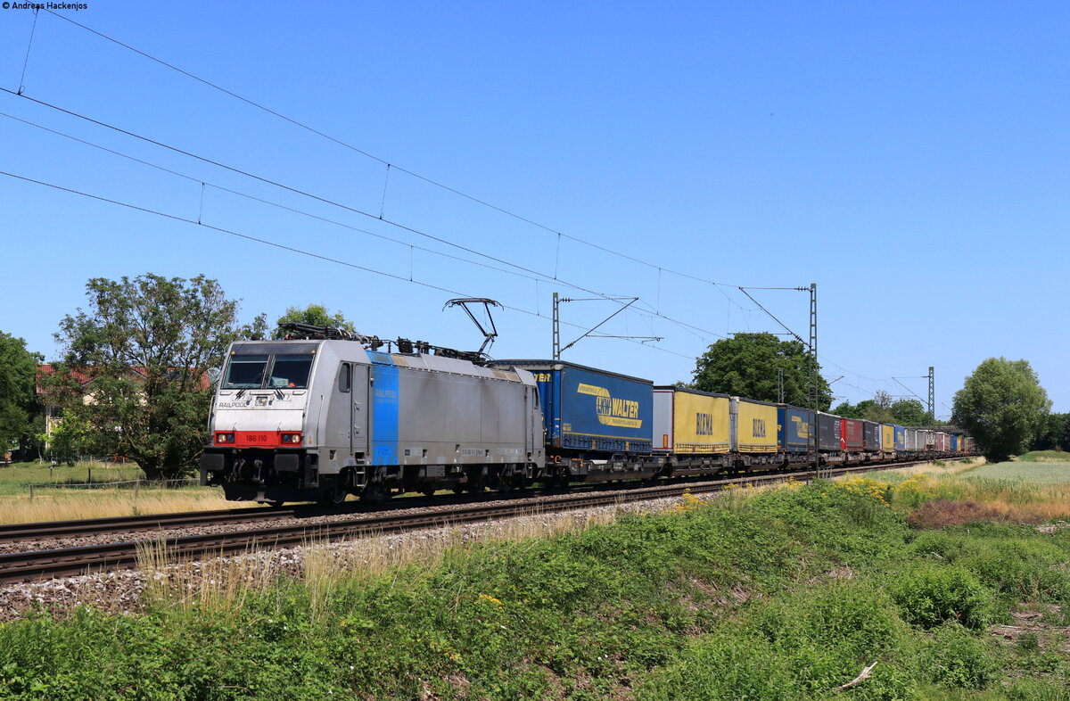 186 110-3 mit dem DGS 41033 (Duisburg Ruhrort Hafen - Chiasso) bei Niederschopfheim 10.6.22