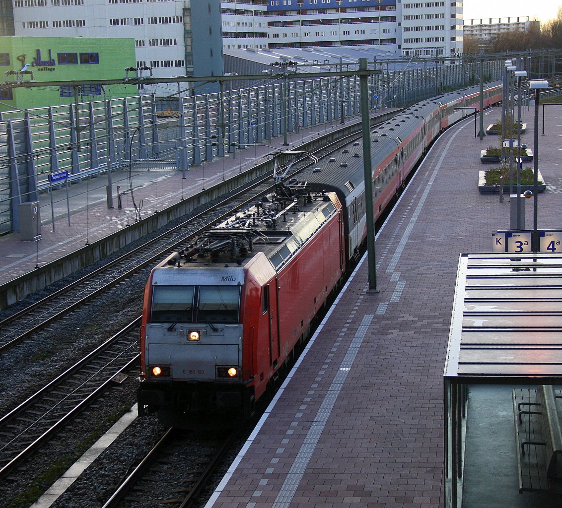 186 120 der NS Hispeed aus Amsterdam-Centraal(NL) nach Breda(NL) und fährt in Rotterdam-Ceentraal(NL) ein bei Sonne am Nachmittag vom 4.1.2015.
