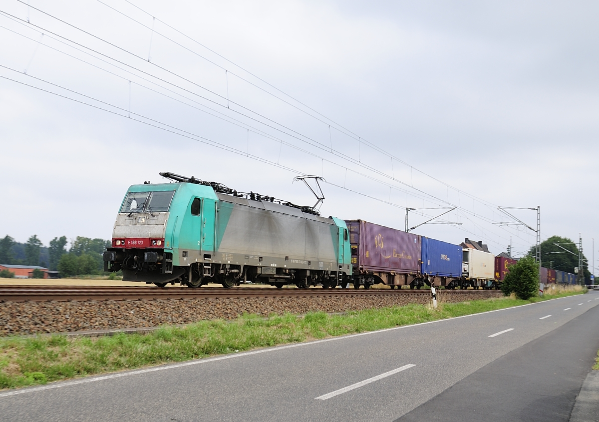 186 123 auf der KBS 485 mit einem Containerzug in Richtung Aachen am 8.8.2015 bei Süggerath