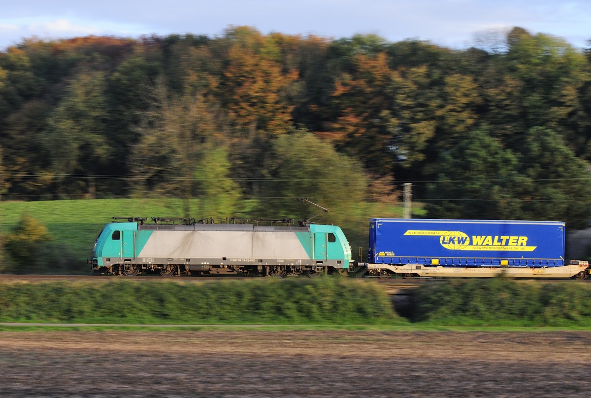 186 123 B-RTX mit Walterzug auf der KBS 485 bei Übach-Palenberg am 1.11.2014 im Letzten Licht mitgezogen