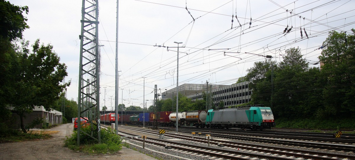 186 123 von Railtraxx fährt mit einem einem langen KLV-Containerzug aus Genk-Goederen(B) nach Frankfurt-Höchstadt am Main und fährt in Aachen-West ein bei Regenwetter am Nachmittag vom 19.6.2014.