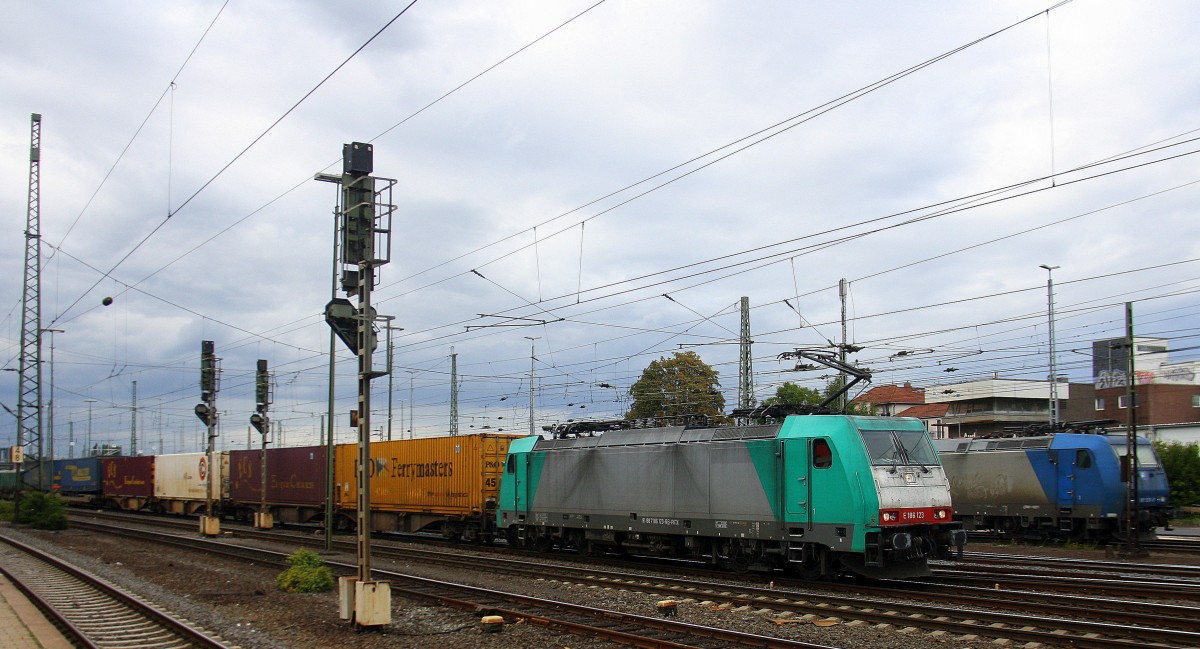 186 123 von Railtraxx fährt mit einem einem langen KLV-Containerzug aus Genk-Goederen(B) nach Frankfurt-Höchstadt am Main(D) bei der Abfahrt aus Aachen-West und fährt in Richtung Aachen-Schanz,Aachen-Hbf,Köln.
Aufgenommen vom Bahnsteig in Aachen-West bei Regenwolken am 22.8.2014.