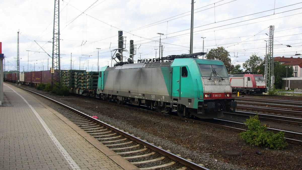 186 123 von Railtraxx fährt mit einem einem langen KLV-Containerzug aus Frankfurt-Höchstadt am Main(D) nach  Genk-Goederen(B) bei der Abfahrt aus Aachen-West und fährt in Richtung Montzen/Belgien. 
Aufgenommen vom Bahnsteig in Aachen-West. 
Bei Regenwolken am Nachmittag vom 13.9.2015.
