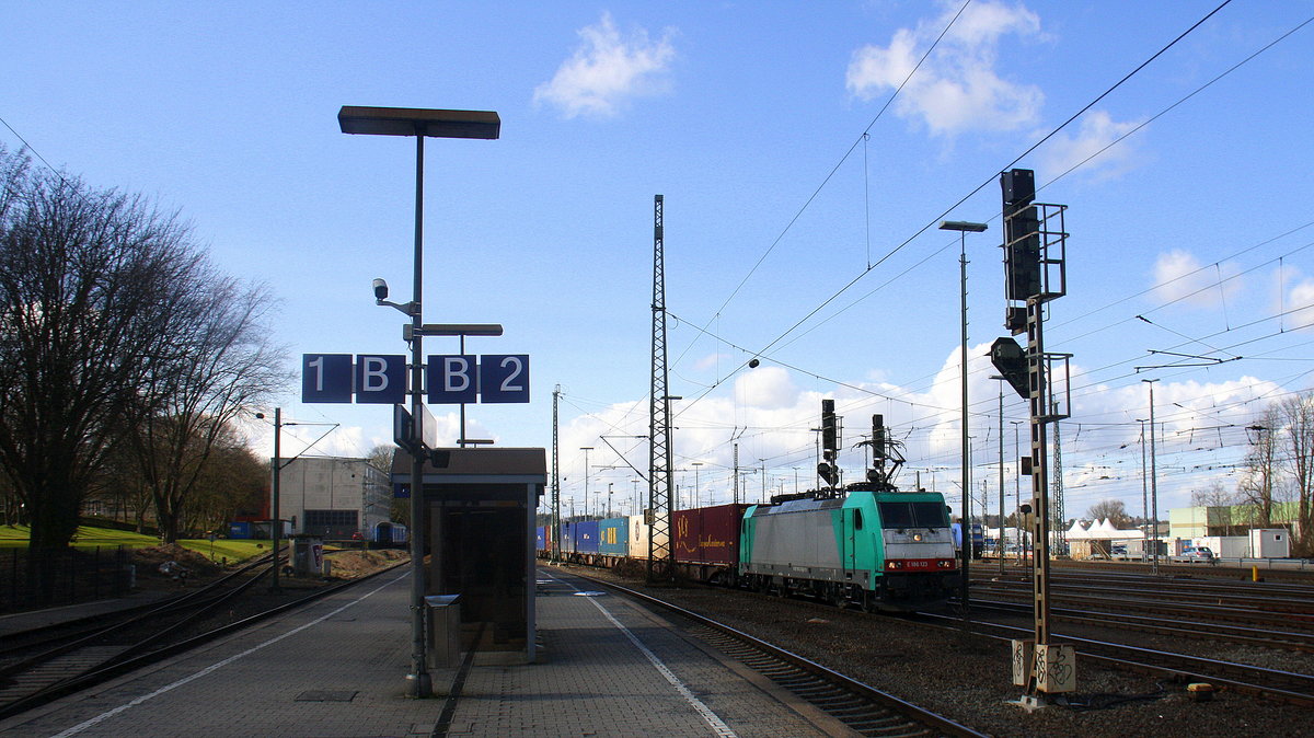 186 123 von Railtraxx fährt mit einem einem langen KLV-Containerzug aus Frankfurt-Höchstadt am Main(D) nach Genk-Goederen(B) bei der Abfahrt aus Aachen-West und fährt in Richtung Montzen/Belgien. 
Aufgenommen vom Bahnsteig in Aachen-West. 
Bei Sonne und Wolken am Nachmittag vom 27.3.2016.