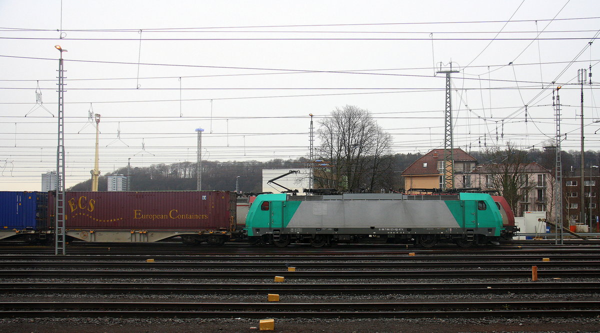 186 123 von Railtraxx fährt mit einem einem langen KLV-Containerzug aus Frankfurt-Höchstadt am Main(D) nach Genk-Goederen(B) bei der Abfahrt aus Aachen-West und fährt in Richtung Montzen/Belgien. Aufgenommen vom Bahnsteig in Aachen-West. 
Bei Regenwetter am Nasskalten Nachmittag vom 31.3.2016.