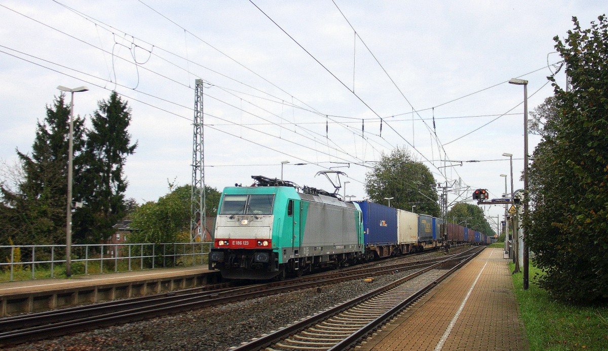 186 123 von Railtraxx kommt als Umleiter mit einem langen KLV-Containerzug aus Frankfurt-Höchstadt am Main(D) nach Genk-Goederen(B) und kommt durch Kohlscheid aus Richtung Herzogenrath und fährt die Kohlscheider-Rampe hoch nach Aachen-West. Aufgenommen am 11.10.2014. 