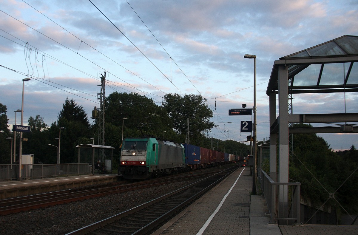 186 123 von Railtraxx kommt als Umleiter aus Richtung Aachen-West mit einem langen KLV-Containerzug aus Genk-Goederen(B) nach Frankfurt-Höchstadt am Main(D) und fährt in Richtung Herzogenrath,Neuss. 
Aufgenommen bei der Durchfahrt in Kohlscheid. 
In der Abendstimmung am Abend vom 29.7.2015.