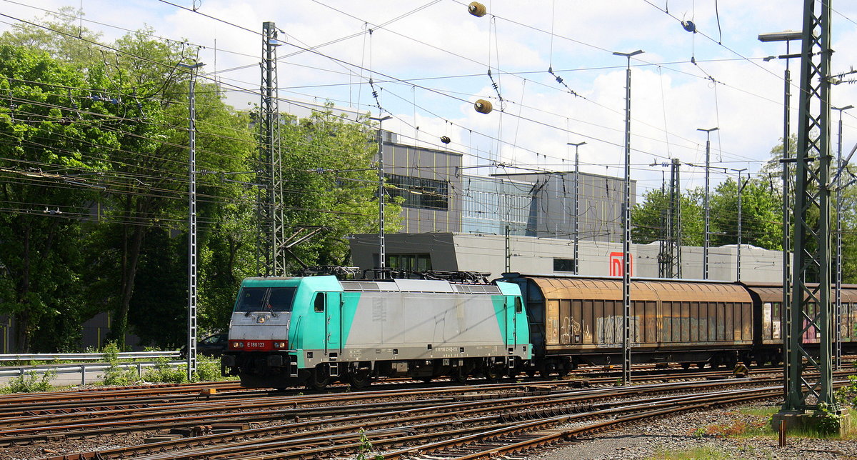 186 123 von Railtraxx  kommt aus Richtung Köln,Aachen-Hbf,Aachen-Schanz mit einem Güterzug aus Frankfurt-Höchstadt am Main(D) nach  Genk-Goederen(B) und fährt in Aachen-West ein.
Aufgenommen vom Bahnsteig 2 in Aachen-West.
Bei Sonennschein und Wolken am Mittag vom 20.5.2017.