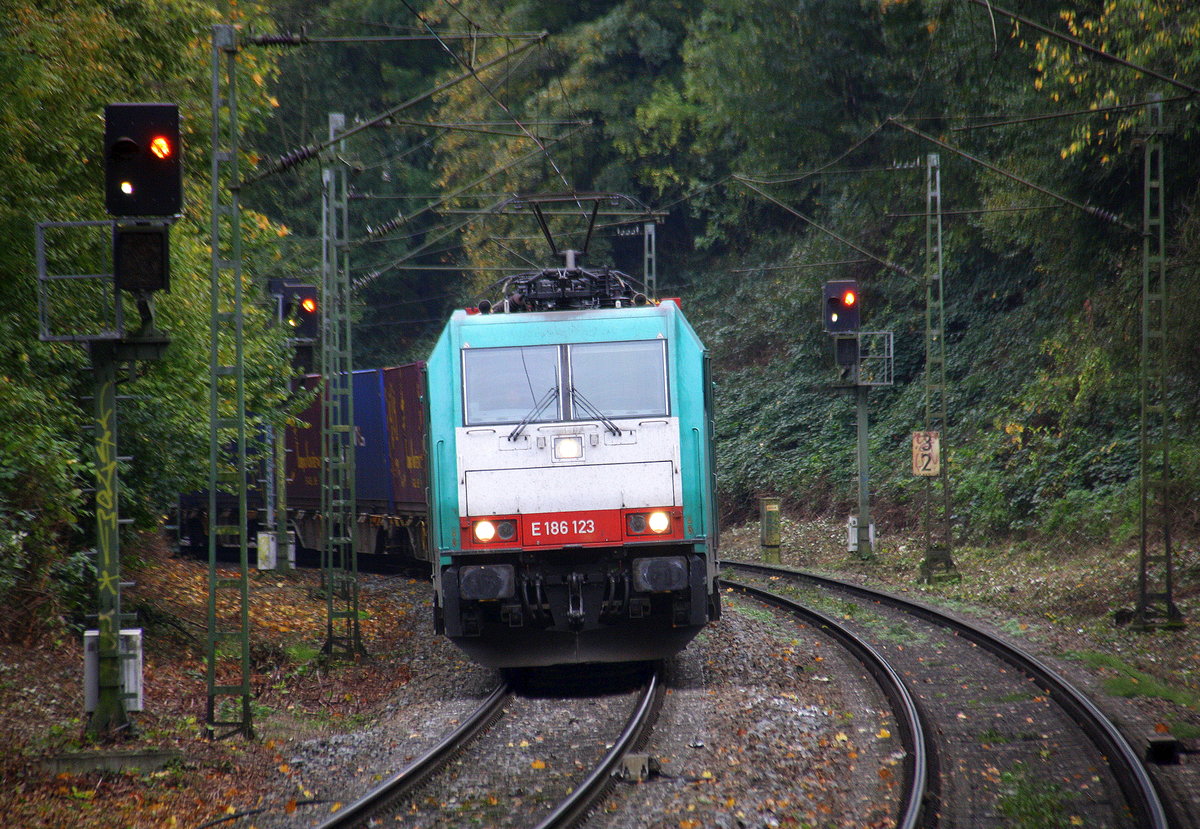 186 123 von Railtraxx kommt aus Richtung Köln,Aachen-Hbf und fährt durch Aachen-Schanz mit einem KLV-Containerzug aus Frankfurt-Höchstadt am Main(D) nach Genk-Goederen(B) und fährt in Richtung Aachen-West. 
Aufgenommen vom Bahnsteig von Aachen-Schanz.
Bei Wolken am Nachittag vom 28.10.2017.