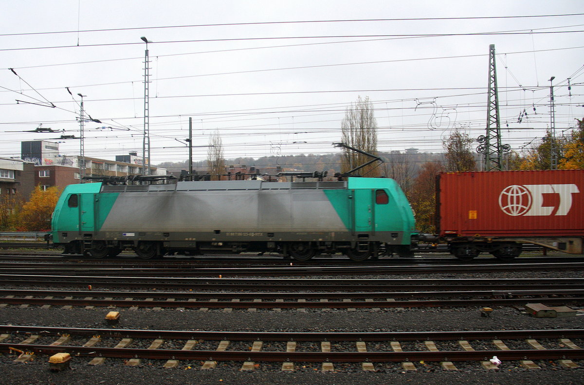 186 123 von Railtraxx  kommt aus Richtung Köln,Aachen-Hbf,Aachen-Schanz mit einem Güterzug aus Frankfurt-Höchstadt am Main(D) nach Genk-Goederen(B) und fährt in Aachen-West ein. Aufgenommen vom Bahnsteig 2 in Aachen-West.
Bei Regenwetter am Nachmittag vom 20.11.2017.
