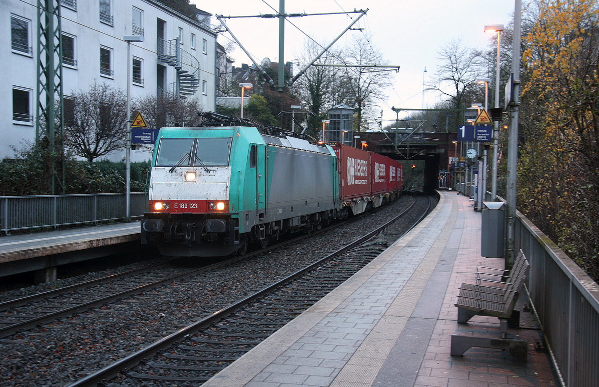 186 123 von Railtraxx kommt aus Richtung Köln,Aachen-Hbf und fährt durch Aachen-Schanz mit einem KLV-Containerzug aus Frankfurt-Höchstadt am Main(D) nach Genk-Goederen(B) und fährt in Richtung Aachen-West. 
Aufgenommen vom Bahnsteig von Aachen-Schanz.
Bei Regenwetter am Kalten Morgen vom 15.12.2017.