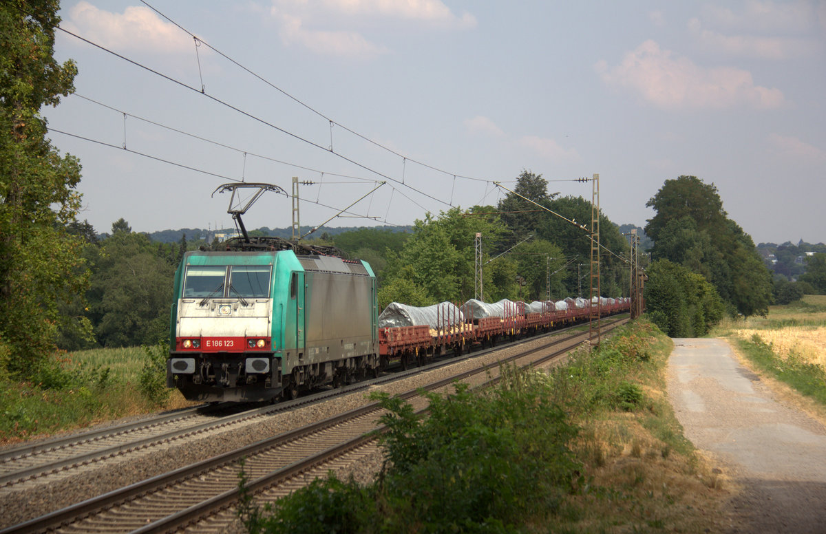 186 123 von Railtraxx kommt aus Richtung Aachen-West und fährt die Gemmenicher-Rampe hoch mit einem Güterzug aus Aachen-West nach Belgien und fährt in Richtung Montzen/Belgien. Aufgenommen an der Montzenroute am Gemmenicher-Weg. 
Bei Sommerwetter am Nachmittag vom 25.7.2018.