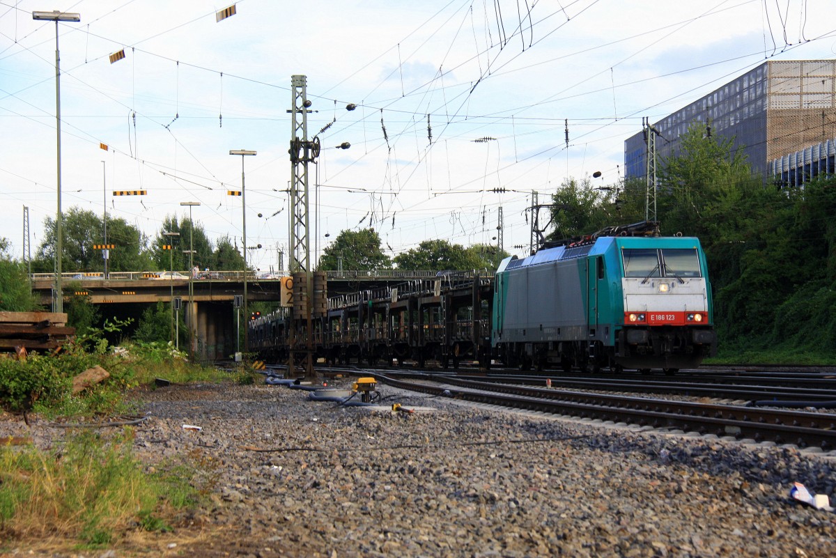 186 123 von Railtraxx kommt aus Richtung Montzen/Belgien mit einem langen Autoleerzug aus Zeebrugge(B) nach Eisenach(D) und fährt in Aachen-West ein bei Sommerwetter am 17.8.2013.