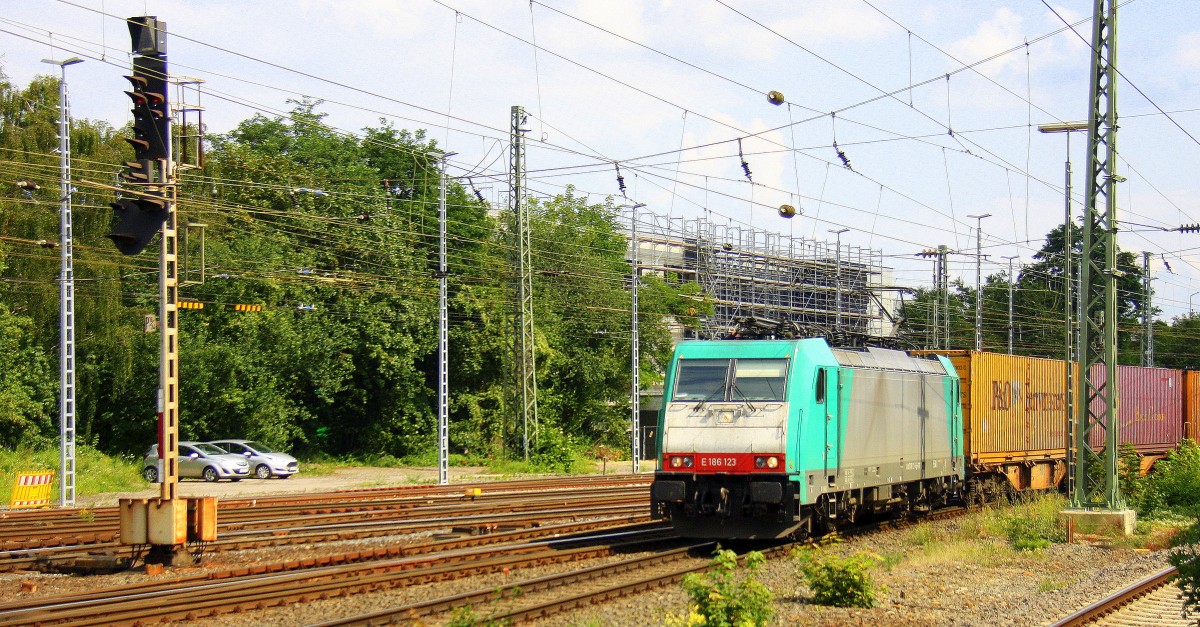 186 123 von Railtraxx  kommt aus Richtung Montzen/Belgien mit einem einem langen KLV-Containerzug aus Genk-Goederen(B) nach Frankfurt-Höchstadt am Main(D) und fährt in Aachen-West ein.
Aufgenommen vom Bahnsteig in Aachen-West bei schönem Sonnenschein am Nachmittag vom 5.8.2014.

