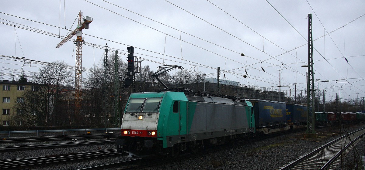 186 123 von Railtraxx kommt aus Richtung Montzen/Belgien mit einem einem langen KLV-Containerzug aus Genk-Goederen(B) nach Frankfurt-Höchstadt am Main(D) und fährt in Aachen-West ein. 
Aufgenommen vom Bahnsteig in Aachen-West bei Regenwetter am Nachmittag vom 10.1.2015.