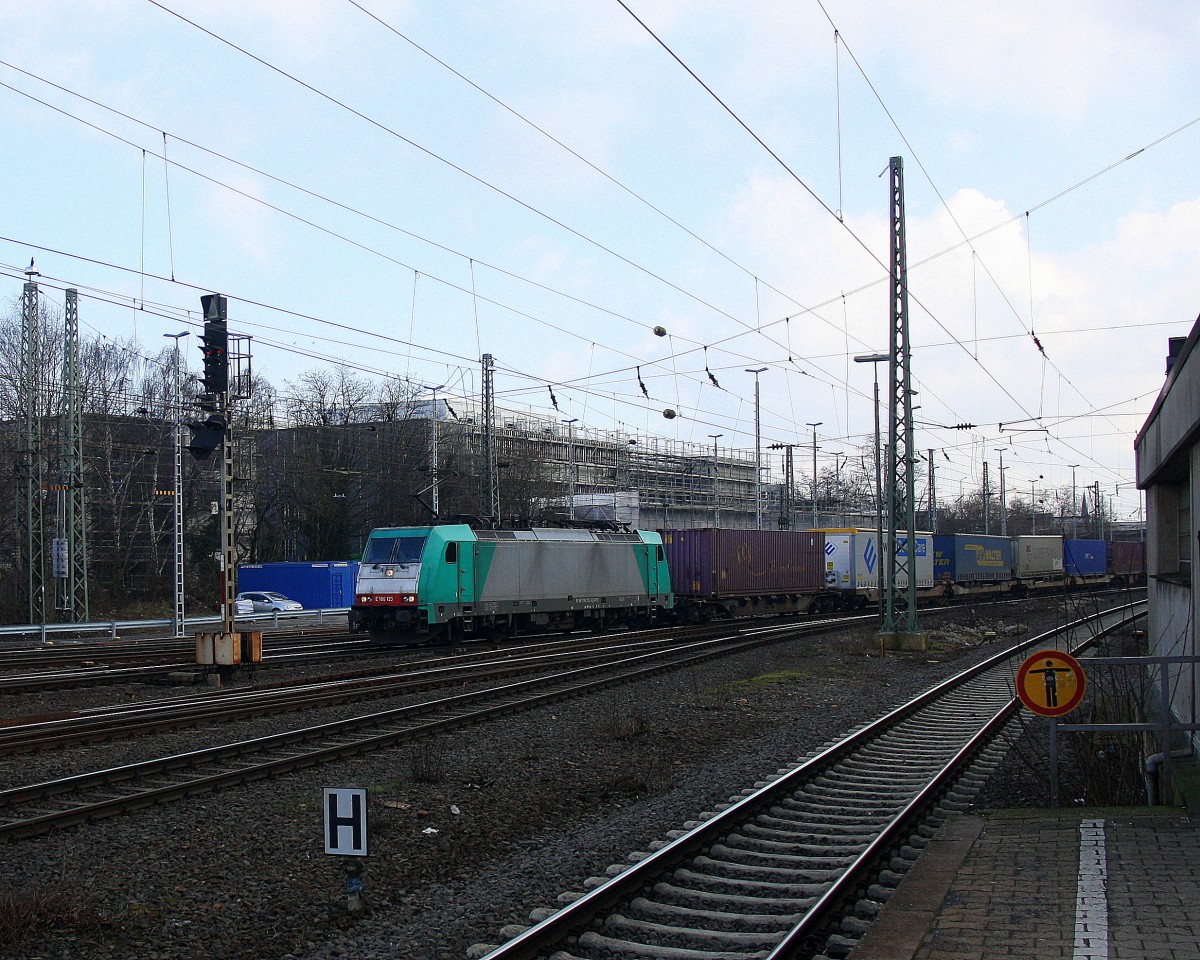 186 123 von Railtraxx kommt aus Richtung Montzen/Belgien mit einem einem langen KLV-Containerzug aus Genk-Goederen(B) nach Frankfurt-Höchstadt am Main(D) und fährt in Aachen-West ein. 
Aufgenommen vom Bahnsteig in Aachen-West bei Sonnenschein am Nachmittag vom 17.1.2015.