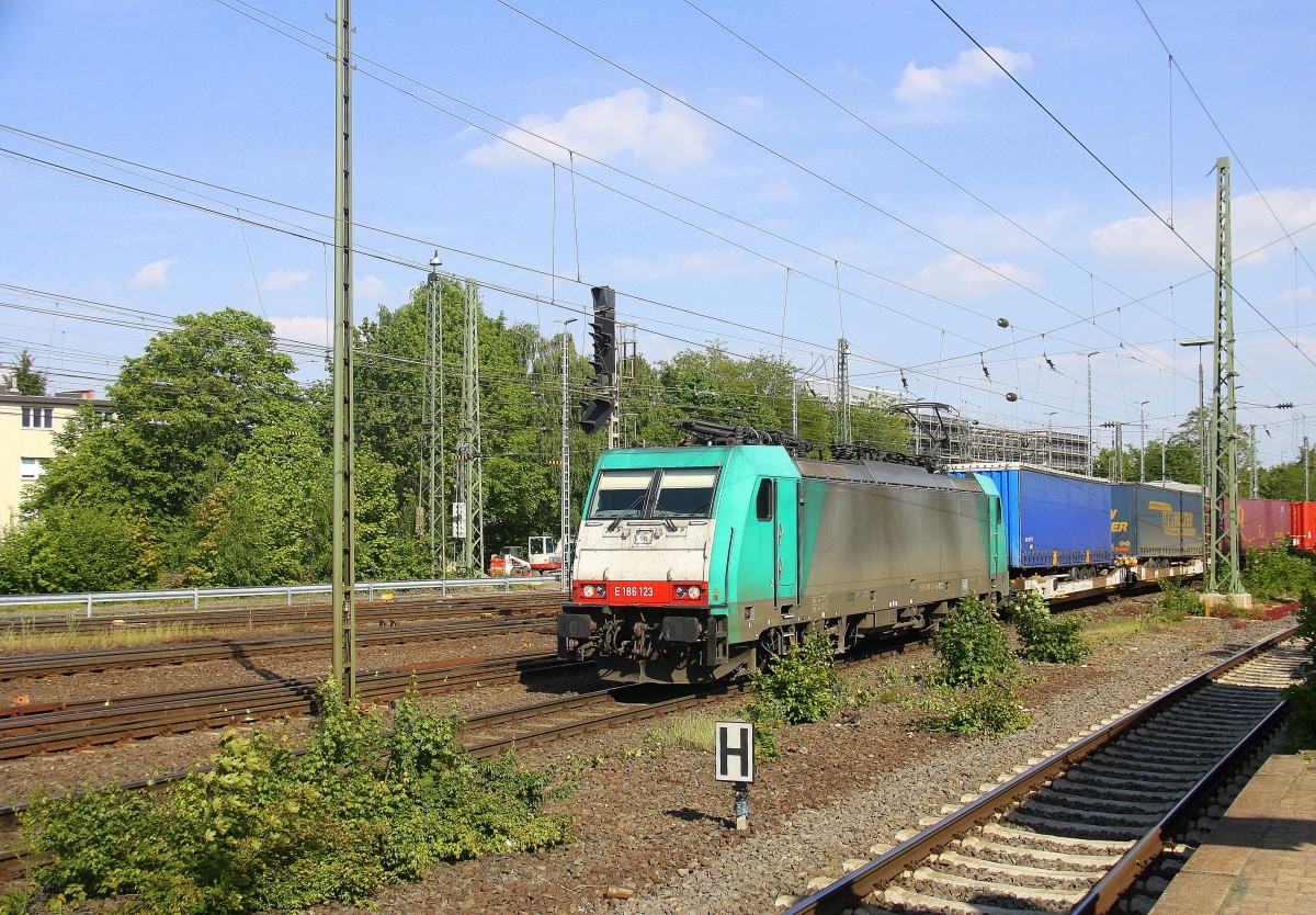 186 123 von Railtraxx kommt aus Richtung Montzen/Belgien mit einem einem langen KLV-Containerzug aus Genk-Goederen(B) nach Frankfurt-Höchstadt am Main(D) und fährt in Aachen-West ein. 
Aufgenommen vom Bahnsteig in Aachen-West.
Bei schönem Frühlingswetter am Nachmittag vom 22.5.2015.