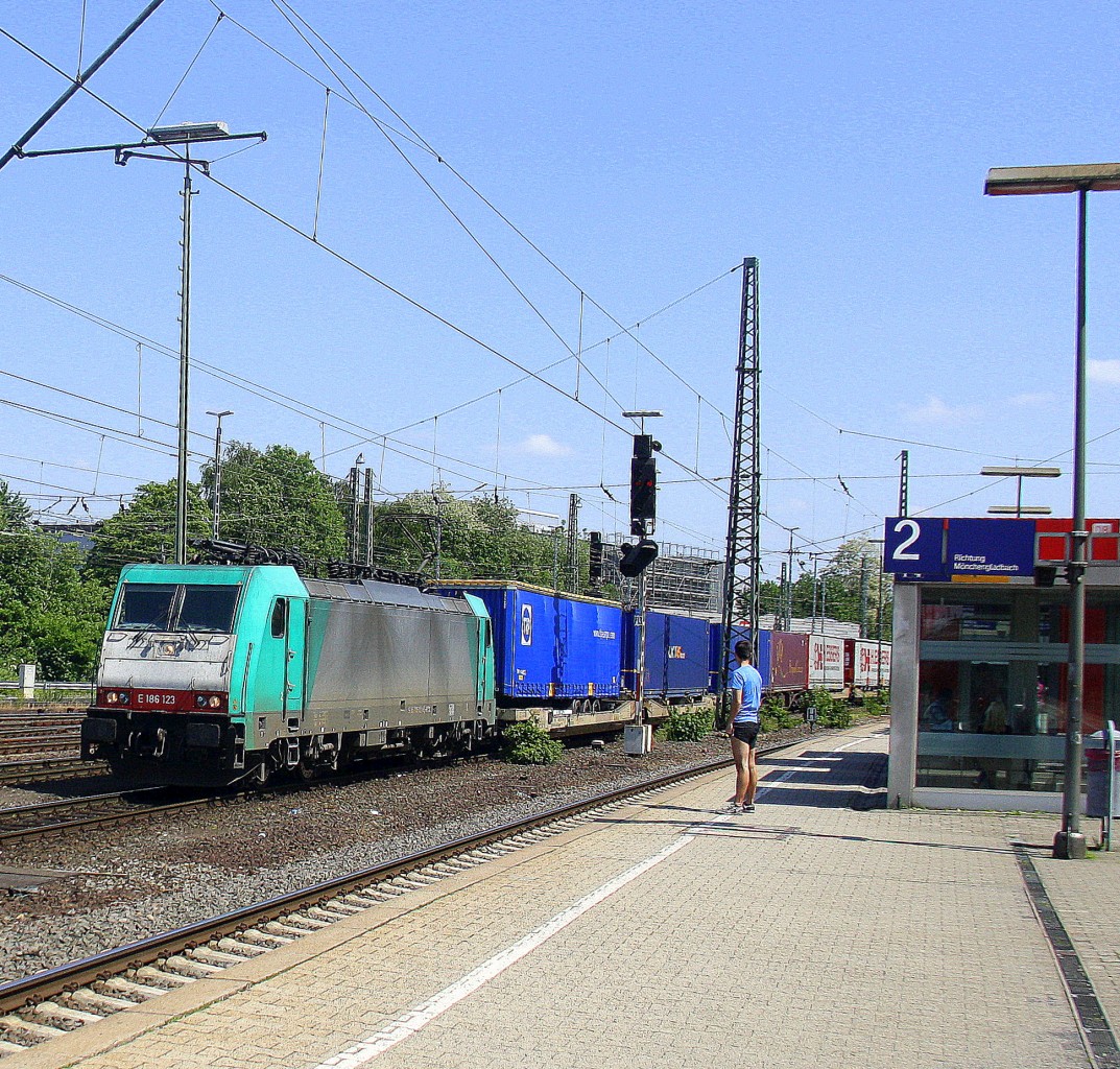 186 123 von Railtraxx kommt aus Richtung Montzen/Belgien mit einem einem langen KLV-Containerzug aus Genk-Goederen(B) nach Frankfurt-Höchstadt am Main(D) und fährt in Aachen-West ein. 
Aufgenommen vom Bahnsteig in Aachen-West. 
Bei schöem Sonnenschein am Nachmittag vom 6.6.2015.