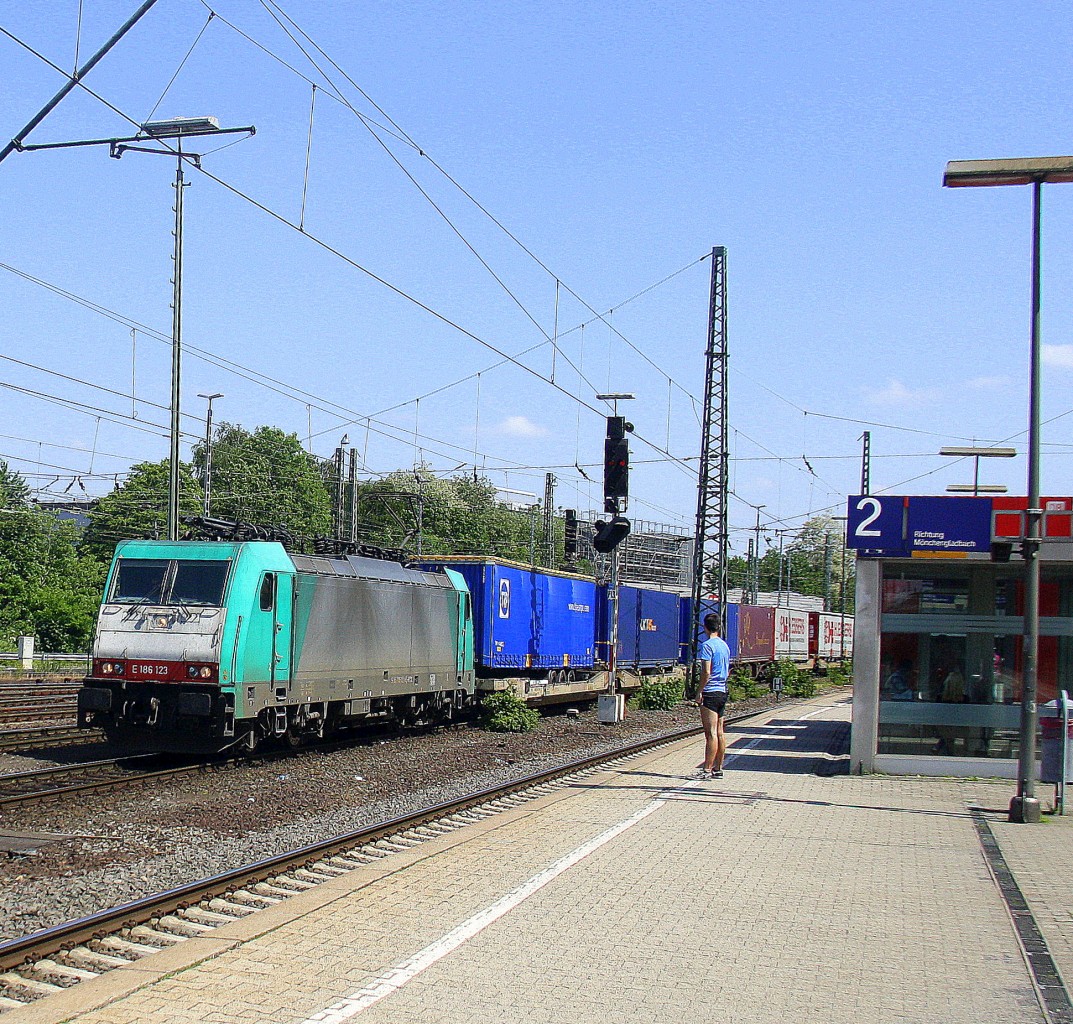 186 123 von Railtraxx kommt aus Richtung Montzen/Belgien mit einem einem langen KLV-Containerzug aus Genk-Goederen(B) nach Frankfurt-Höchstadt am Main(D) und fährt in Aachen-West ein. 
Aufgenommen vom Bahnsteig in Aachen-West. 
Bei schöem Sonnenschein am Nachmittag vom 6.6.2015.