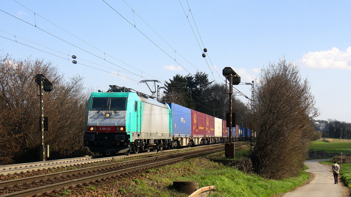 186 123 von Railtraxx kommt aus Richtung Aachen-West und fährt die Gemmenicher-Rampe hoch mit einem langen KLV-Containerzug aus Frankfurt-Höchstadt am Main(D) nach Genk-Goederen(B). 
Aufgenommen an der Montzenroute am Gemmenicher-Weg. 
Bei schönem Frühlingswetter am 9.4.2016.