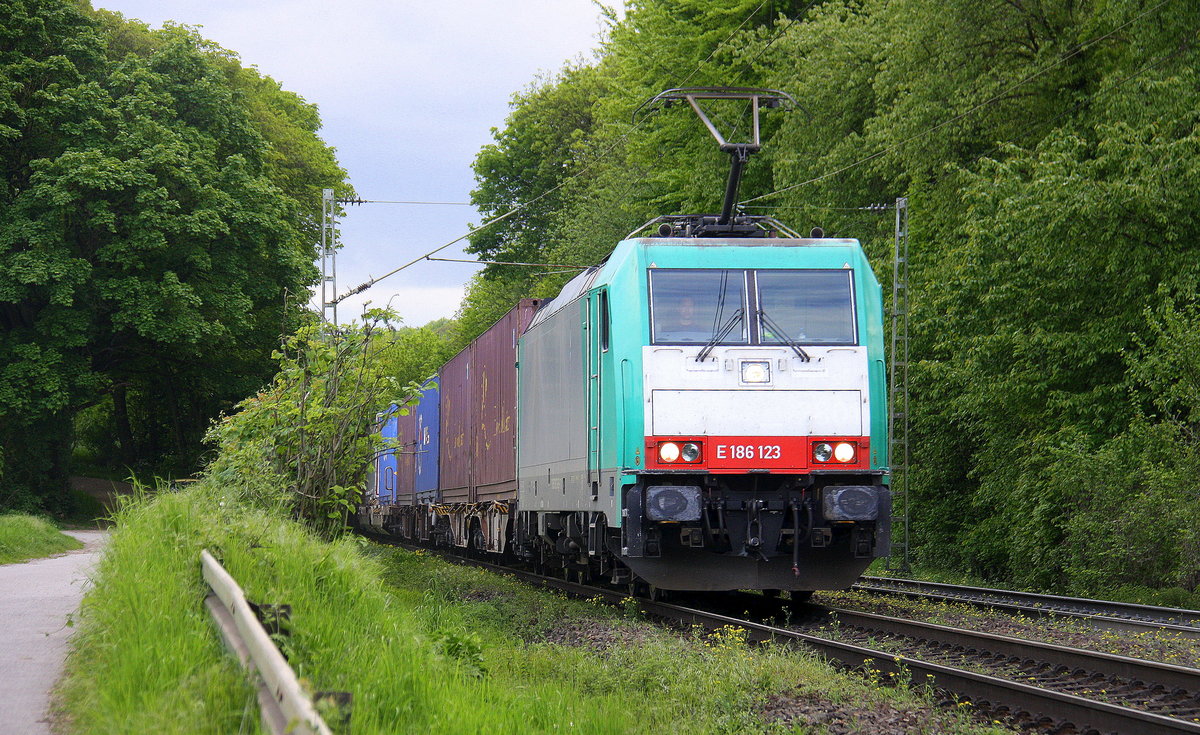 186 123 von Railtraxx kommt die Gemmenicher-Rampe herunter nach Aachen-West mit einem 
KLV-Containerzug aus Genk-Goederen(B) nach Frankfurt-Höchstadt am Main(D).
Aufgenommen an der Montzenroute am Gemmenicher-Weg.  
Bei Sonne und Gewitterwolken am Abend vom 13.5.2017. 