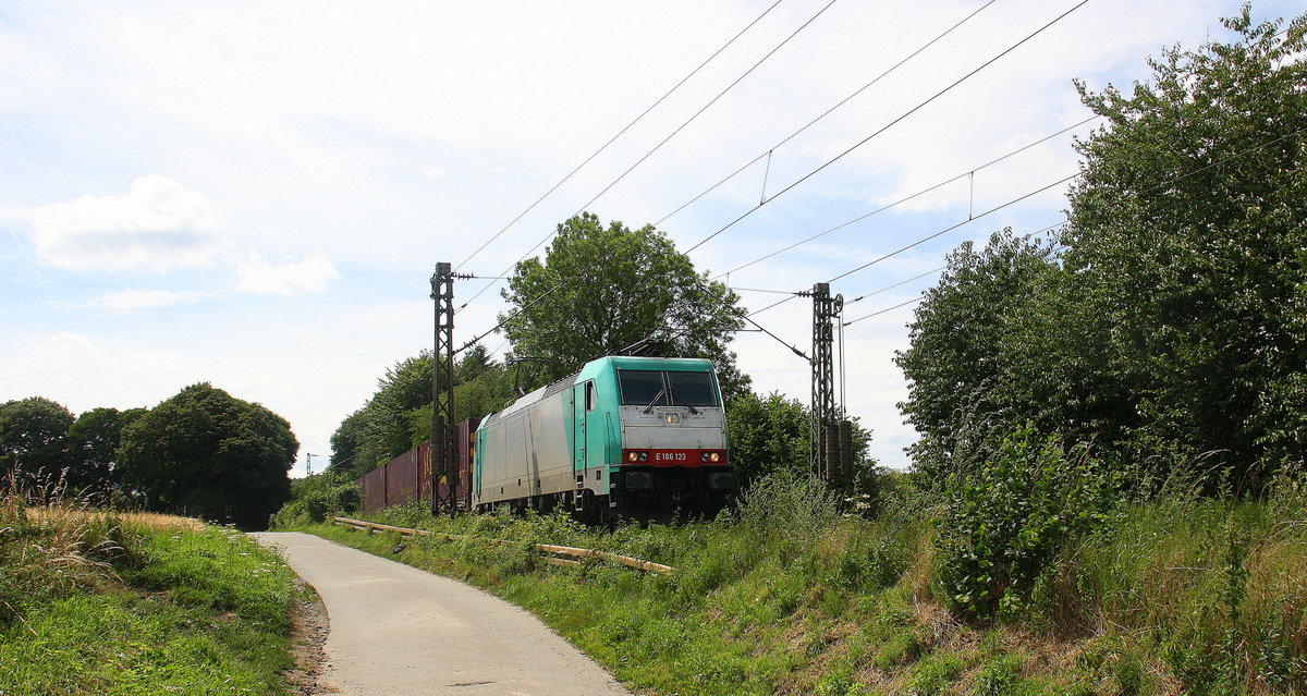 186 123 von Railtraxx kommt die Gemmenicher-Rampe herunter nach Aachen-West mit einem  langen KLV-Containerzug aus Genk-Goederen(B) nach Frankfurt-Höchstadt am Main(D).
Aufgenommen an der Montzenroute am Gemmenicher-Weg. 
Bei Sommerwetter am Nachmittag vom 22.7.2017. 