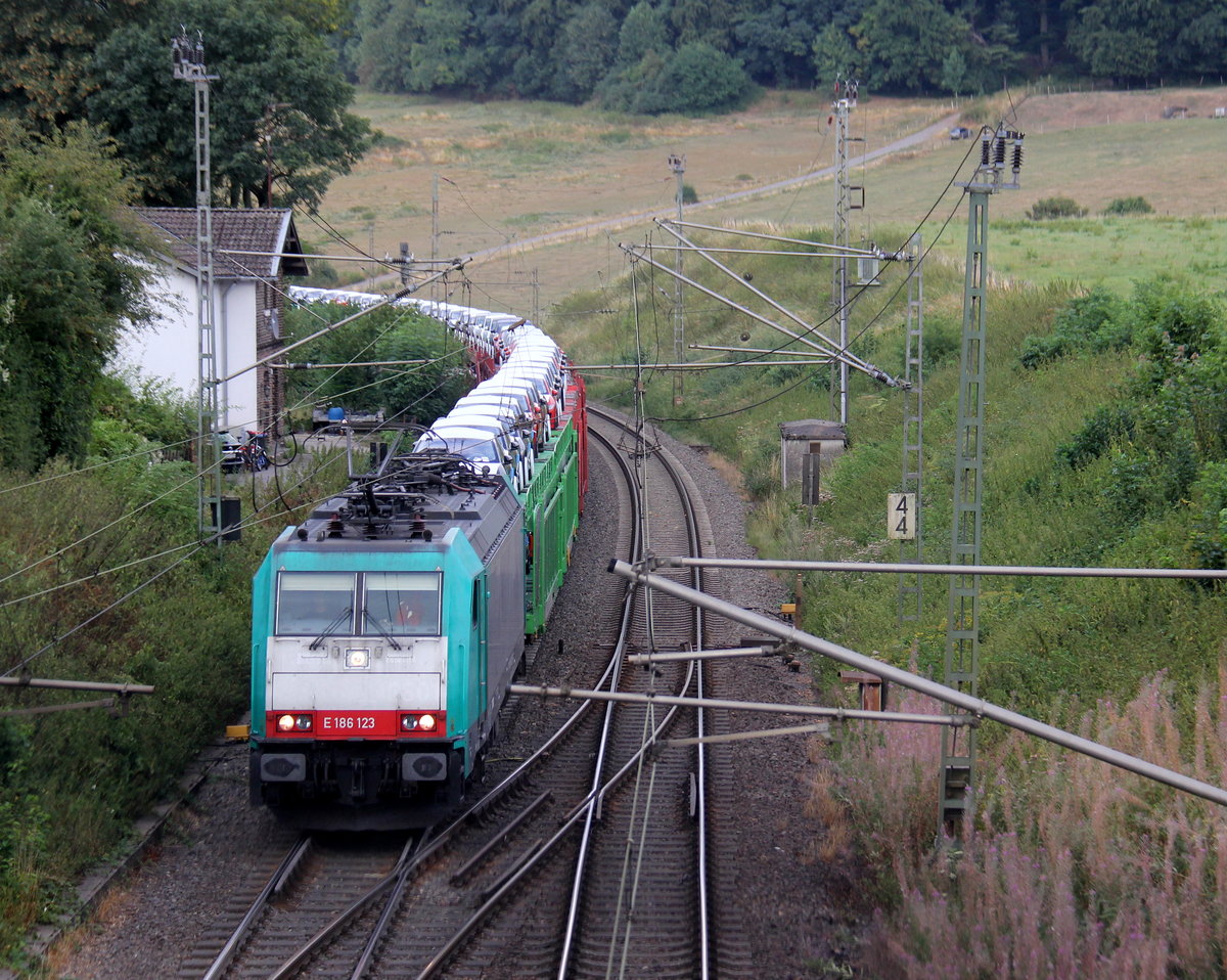 186 123 von Railtraxx kommt die Gemmenicher-Rampe hochgefahren aus Aachen-West mit einem Jaguar-Autozug aus Graz-Vbf(A) nach Zeebrugge(B) und fährt gleich in den Gemmenicher-Tunnel hinein und fährt in Richtung Montzen/Vise(B). 
Aufgenommen in Reinartzkehl an der Montzenroute. 
Am Abend vom 8.8.2018.