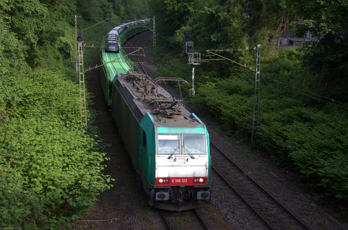 186 123  von Railtraxx kommt mit einem  Autozug aus Belgien nach Sankt-Valentin(A) und kommt aus Richtung Aachen-West,Aachen-Schanz und fährt in Richtung Aachen-Hbf,Aachen-Rothe-Erde,Stolberg-Hbf(Rheinland)Eschweiler-Hbf,Langerwehe,Düren,Merzenich,Buir,Horrem,Kerpen-Köln-Ehrenfeld,Köln-West,Köln-Süd. 
Aufgenommen von einer Brücke von der Weberstraße in Aachen. 
Bei Sommerwetter am Morgen vom 18.5.2018.