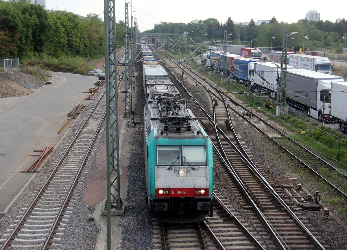 186 123 von Railtraxx kommt mit einem Containerzug aus Milano-Segrate(I) nach Antwerpen-Noord(B) und fährt durch den Güterbahnhof von Freiburg im Breisgau in Richtung Norden. Aufgenommen von der Brücke an der Kaiserstuhlstraße in Freiburg im Breisgau. 
Bei Sommerwetter am Nachmittag vom 2.8.2019.