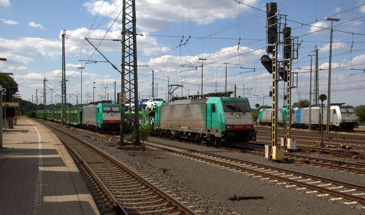 186 123 von Railtraxx steht in Aachen-West mit einem Jaguar-Autozug aus Graz-Vbf(A) nach Zeebrugge(B). 
Aufgenommen vom Bahnsteig in Aachen-West.
Bei Sommerwetter am Nachmittag vom 18.7.2018.