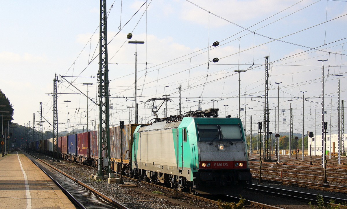 186 123 von Railtraxx steht in Aachen-West mit einem langen Containerzug aus Genk-Goederen(B) nach Frankfurt-Höchstadt/am Main und wartet auf die Abfahrt nach Köln. 
Aufgenommen vom Bahnsteig in Aachen-West bei schönem Sonnenschein am Abend vom 12.9.2014.