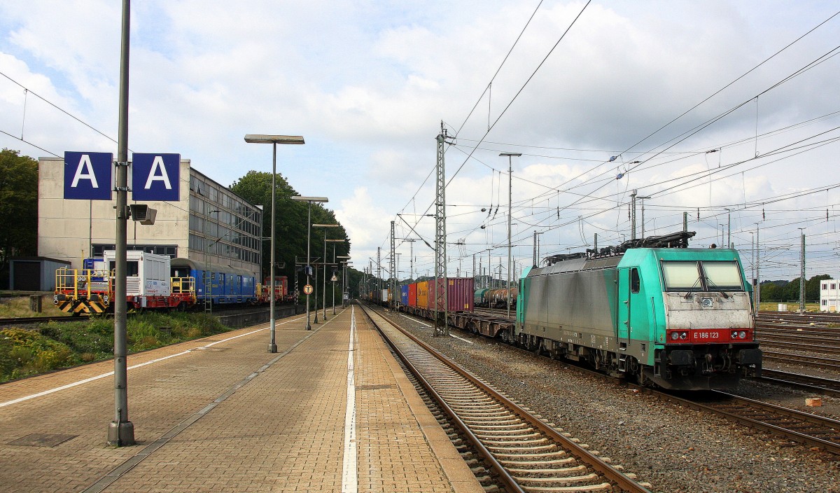 186 123 von Railtraxx steht in Aachen-West mit einem langen Containerzug aus Frankfurt-Höchstadt am Main(D) nach Genk-Goederen(B) und wartet auf die Abfahrt nach Belgien. Aufgenommen vom Bahnsteig in Aachen-West. Bei Sonne und Wolken am Nachmittag vom 20.9.2015.