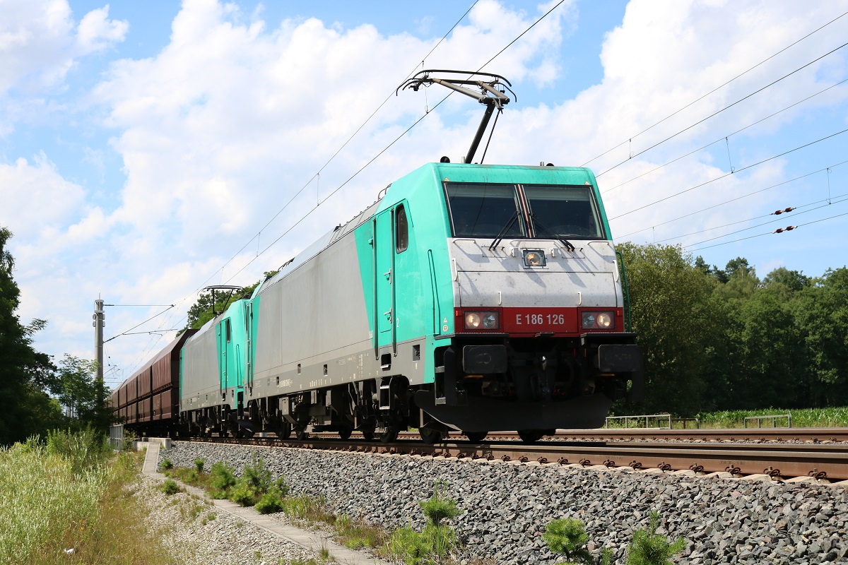 186 126 mit einer Schwesterlok als Gz fährt in Radbruch auf der Bahnstrecke Hannover–Hamburg (KBS 110) Richtung Lüneburg. [6.7.2017 - 14:57 Uhr]