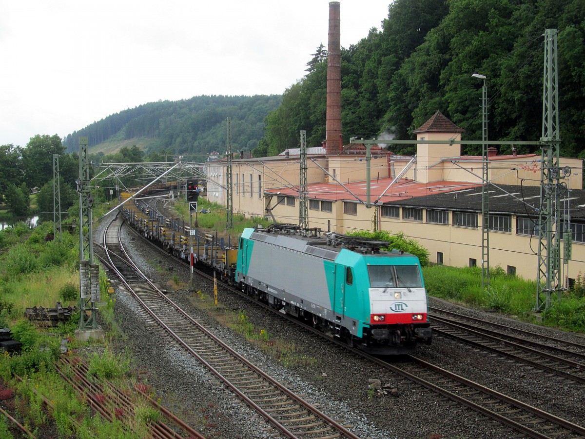 186 127 von ITL zieht am 25. Juni 2014 einen leeren Langschienenzug durch Kronach in Richtung Saalfeld.