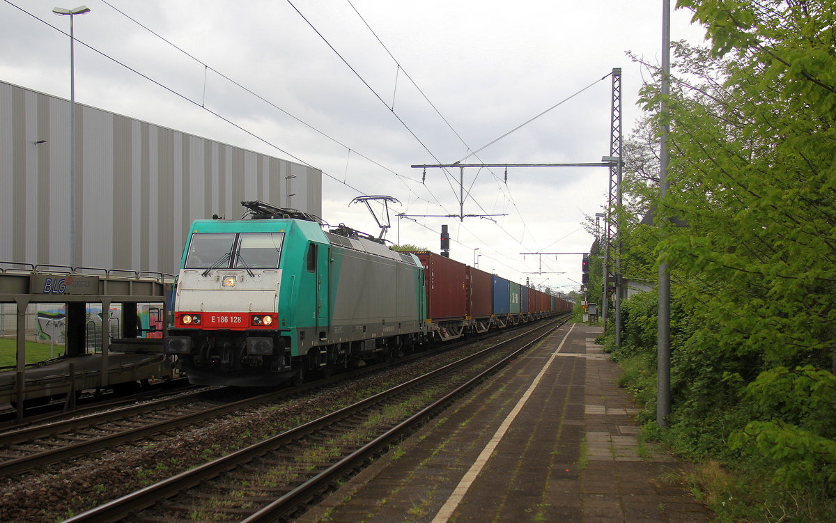 186 128 von ITL fährt mit einem Containerzug aus Duisburg-Rheinhausen-Ost(D) nach Decin-Vychod(CZ) bei Ausfahrt in Rheinhausen-Ost und fährt in Richtung Duisburg-Hochfeld-Süd. Aufgenommen vom Bahnsteig in Duisburg-Rheinhausen-Ost.
Bei Sonne und Regenwolken am Nachmittag vom 30.4.2018.