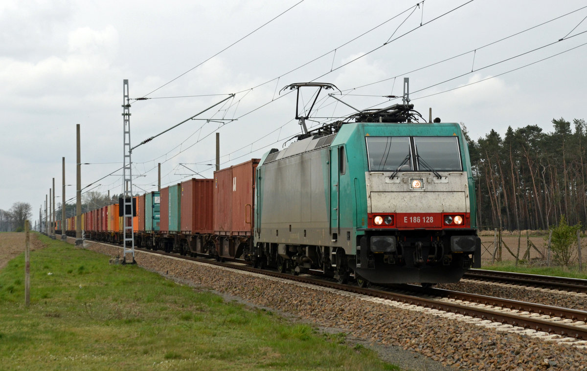 186 128 der ITL schleppte am 12.04.19 einen Containerzug durch Marxdorf Richtung Falkenberg(E).